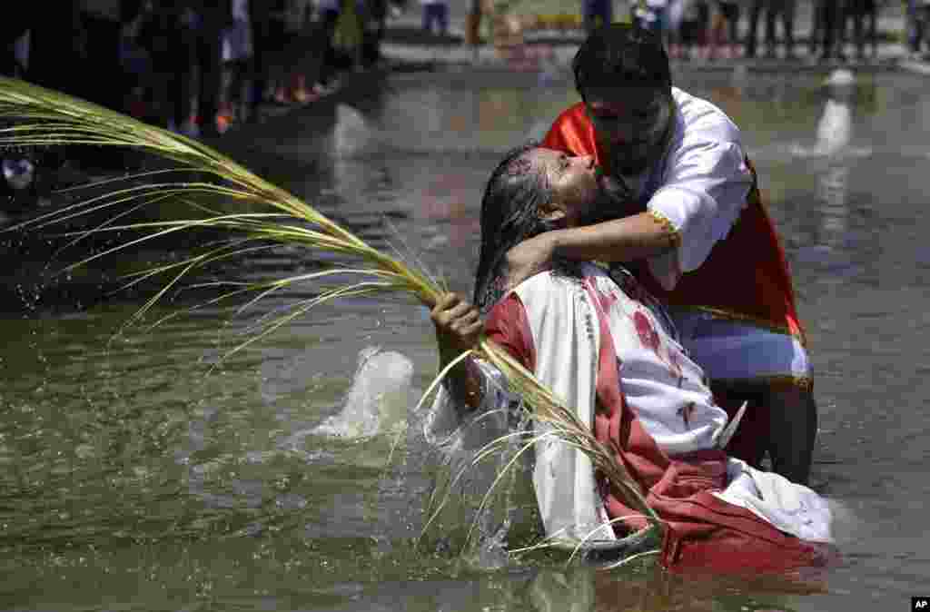 En Lima, Perú, actores recrean el Bautismo de Jesús durante las celebraciones de Semana Santa. Foto: AP.