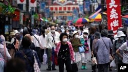 Jalanan di Tokyo tampak padat seiring dengan pembukaan kembali ekonomi Jepang, 24 Juni 2020. (Foto: AP)