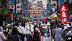A street is crowded by shoppers in Tokyo on June 24, 2020. Japan’s economy is opening cautiously, with social-distancing restrictions amid the coronavirus pandemic.