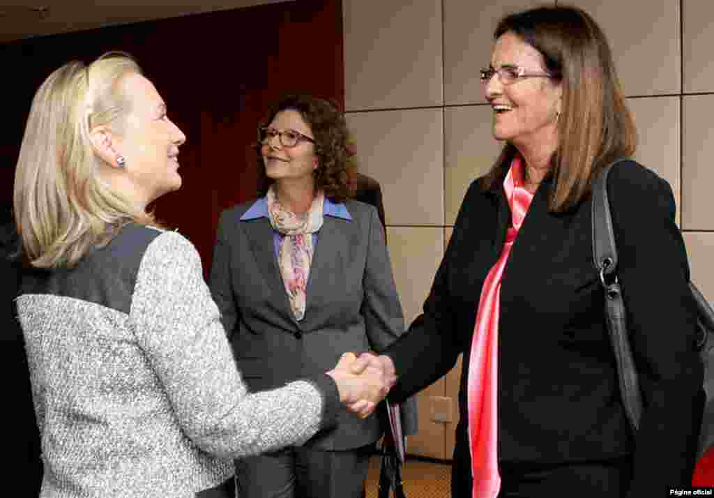 Maria da Gra&ccedil;as Silva Foste, gerente de Petrobras, la empresa petrolera de Brasil, en esta foto con Hillary Clinton. (Cortes&iacute;a Departamento de Estado).