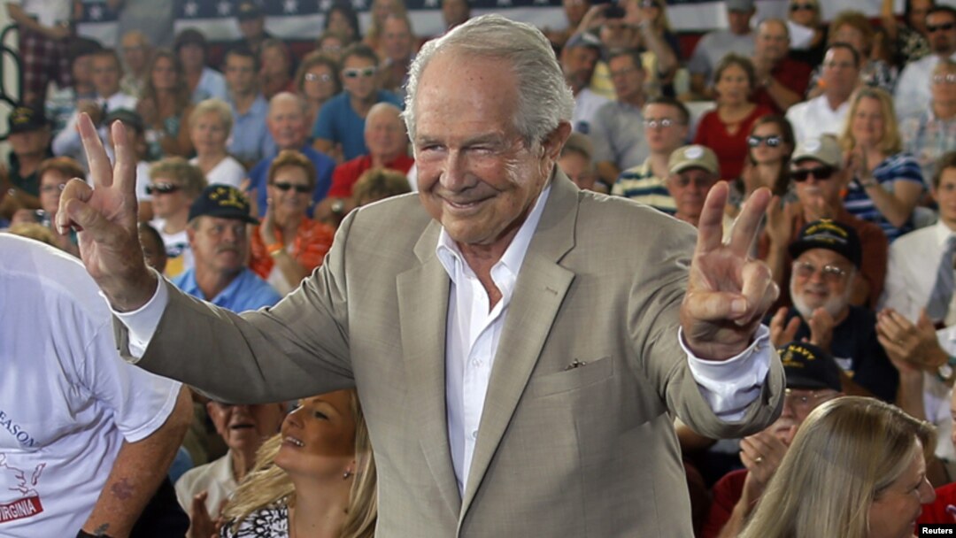 Pat Robertson fue con Mitt Romney a un mitin electoral en Virginia Beach el sábado.