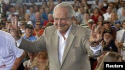 Pat Robertson fue con Mitt Romney a un mitin electoral en Virginia Beach el sábado.