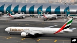 Pesawat milik maskapai penerbangan Emirates sedang parkir di tarmac Bandara Internasional Dubai, 22 Maret 2017. Pada 3 Oktober 2024, Emirates menghentikan sementara penerbangan ke Iran, Irak dan Yordania di tengah meningkatnya konflik di Tmur Tengah. (Foto: Adam Schreck/AP)