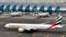 Pesawat milik maskapai penerbangan Emirates sedang parkir di tarmac Bandara Internasional Dubai, 22 Maret 2017. Pada 3 Oktober 2024, Emirates menghentikan sementara penerbangan ke Iran, Irak dan Yordania di tengah meningkatnya konflik di Tmur Tengah. (Foto: Adam Schreck/AP)