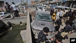 지난 8월 파키스탄 페샤와르 시의 차량 폭탄테러 현장.