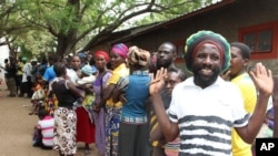 Des Namibiens font la queue lors des élections à Rundu, Namibie, 28 novembre 2014. (AP photo / Dirk Heinrich)