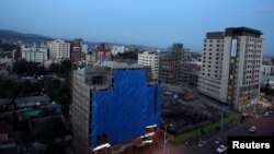 La skyline en soirée à Addis Abeba, le 16 novembre 2015. 