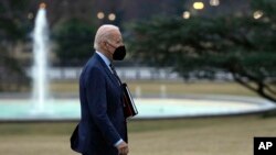 El presidente de EEUU Joe Biden camina hacia la Oficina Oval de la Casa Blanca, en Washington, el 11 de enero de 2023.