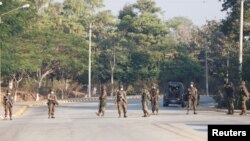 Sejumlah tentara Myanmar bersiaga di pos penjagaan militer ke kompleks Kongres di Naypyitaw, Myanmar, Senin, 1 Februari 2021.