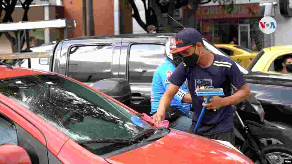 En los sem&#225;foros de C&#250;cuta, tambi&#233;n es muy com&#250;n ver venezolanos limpiando los vidrios de los carros para recoger algunas monedas.