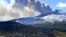 El volcan Copahue en la frontera andina entre Chile y Argentina, lanza una columna de humo y cenizas.