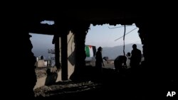 Palestinci pregledaju ruševine kuće porodice Palestinca Kamala Jourija, koju su srušile izraelske trupe u gradu Nablusu na Zapadnoj obali u četvrtak, 22. juna 2023.