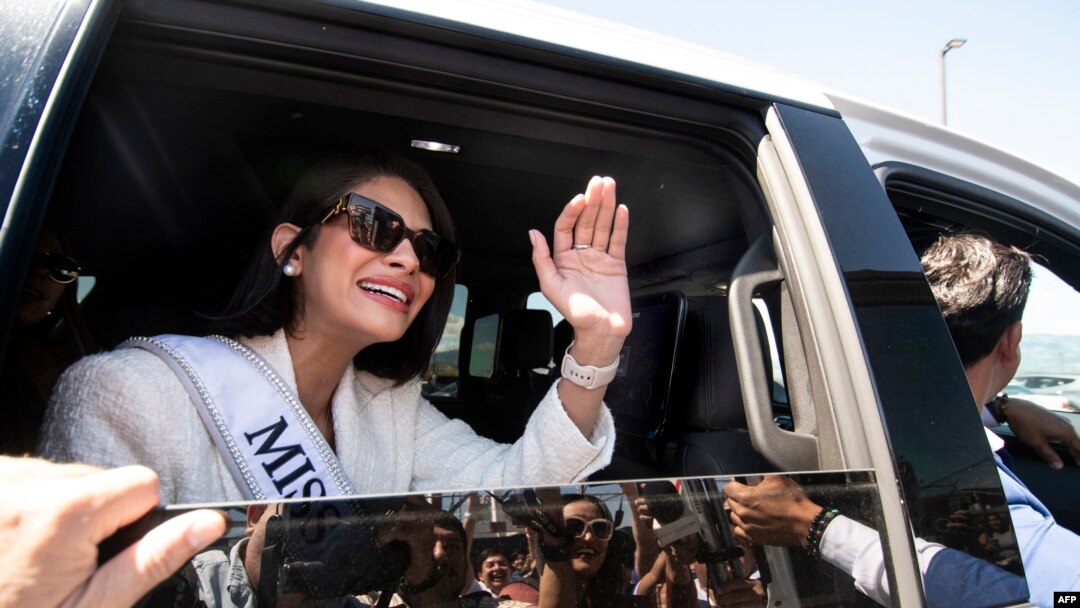 La Miss Universo nicaragüense Sheynnis Palacios saluda a su llegada al Aeropuerto Internacional Juan Santa María en Alajuela, Costa Rica, el 26 de febrero de 2024. (Foto de Ezequiel BECERRA/AFP)