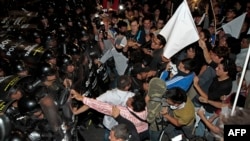 Opponents of the government of Ecuadorean President Rafael Correa clash with riot policemen during a protest in Quito, three days before the arrival of Pope Francis, July 2, 2015. 