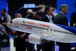 在新加坡航空展展示的中国制造COMAC C919飞机模型。（2024年2月20日）