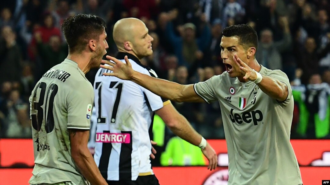 Gelandang Juventus Rodrigo Bentancur (kiri) merayakan gol pertama Juventus bersama penyerang Juventus, Cristiano Ronaldo, dalam laga liga Italia Serie A, antara Udinese Calcio melawan Juventus di Stadion Dacia Arena di Udine, 6 Oktober 2018.