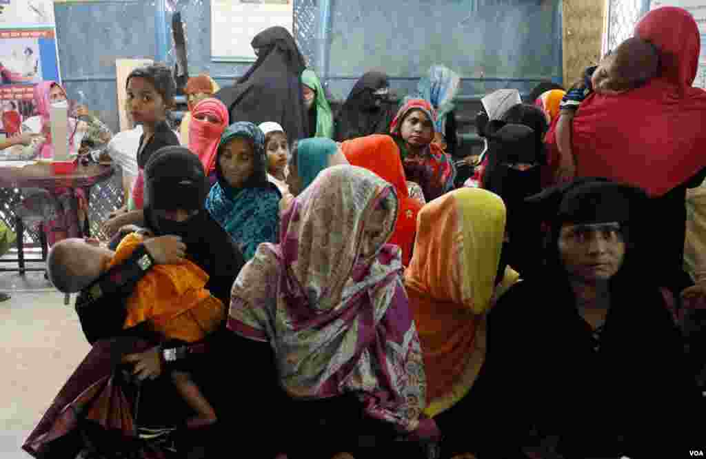 Overflow crowd at Gonoshasthaya Kendra clinic in the Kutupalong refugee camp Mar. 31, 2019. (Hai Do/VOA)