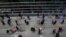 Des acheteurs pratiquent la distance sociale pendant qu'ils attendent avec leurs chariots pour entrer dans un magasin Target à Manhattan lors de l'épidémie de la maladie à coronavirus (COVID-19) à New York, New York, États-Unis, le 1er avril 2020. REUTERS / Brendan Mcdermid