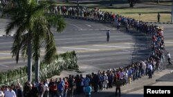 Abanyagihugu ba Cuba batonze umurongo kugira besezere Fidel Castro