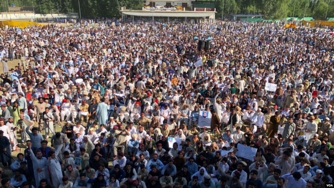سوات میں حال ہی میں اسکول وین پر فائرنگ کے بعد ہزاروں افراد نے سڑکوں پر نکل کر احتجاج کیا تھا۔ 