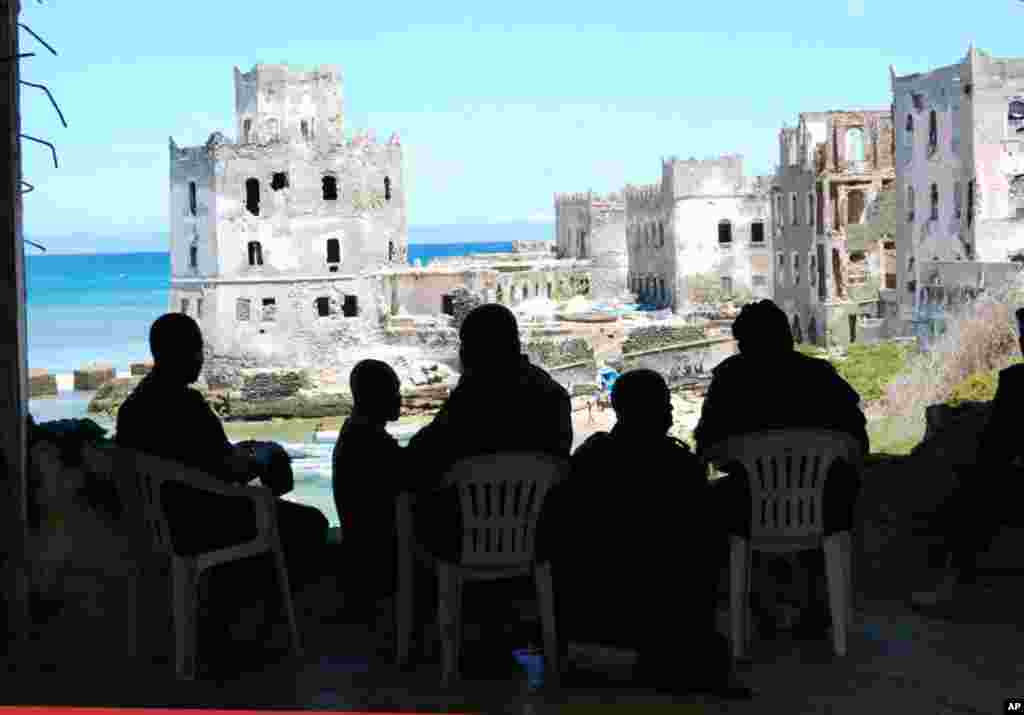 Soldiers who now occupy the shell of the building have the advantage of enjoying the cool breeze coming in off the ocean. (P. Heinlein/VOA)