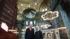 Le président turc Recep Tayyip Erdogan, et son épouse Emine, visitent la basilique Sainte-Sophie de l'époque byzantine, dans le quartier historique de Sultanahmet à Istanbul, jeudi 23 juillet 2020 (Présidence turque via AP, Pool)