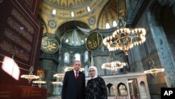 Le président turc Recep Tayyip Erdogan, et son épouse Emine, visitent la basilique Sainte-Sophie de l'époque byzantine, dans le quartier historique de Sultanahmet à Istanbul, jeudi 23 juillet 2020 (Présidence turque via AP, Pool)