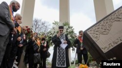 지난 24일 미국의 아르메니아계 이민자와 종교지도자들이 캘리포니아주 몬테벨로의 '아르메니아 순교자 기념비'에서 대학살 희생자 추모행사를 했다.