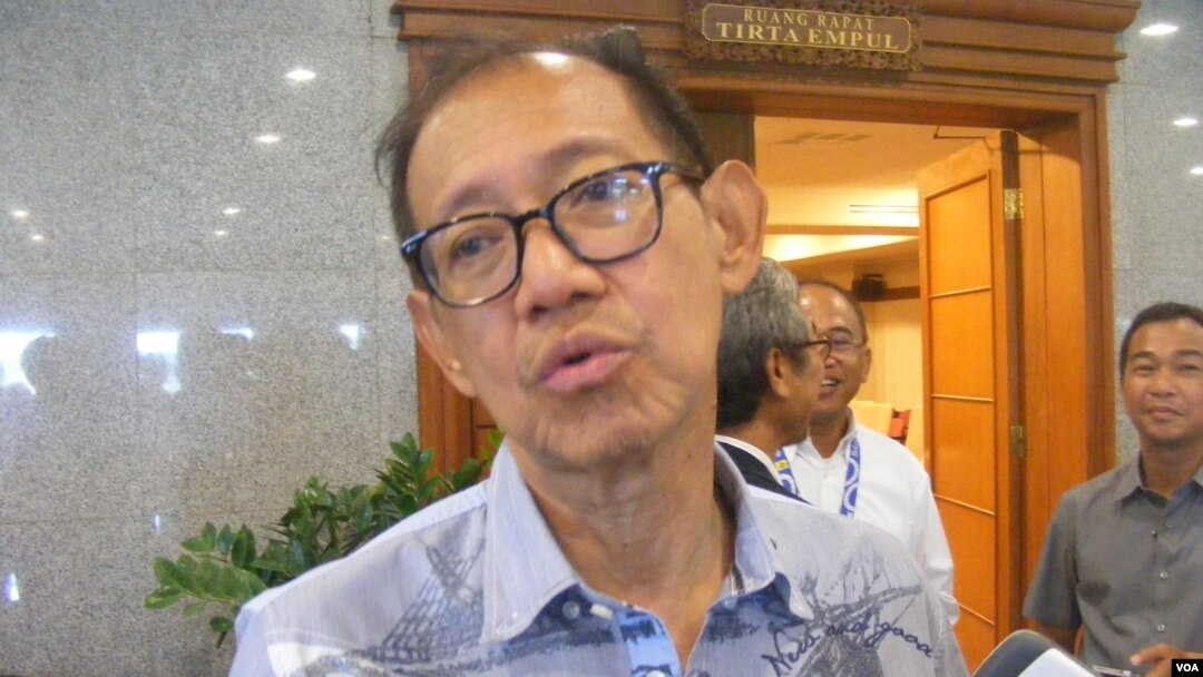 Ahli pemasaran Hermawan Kertajaya menyarankan biaya promosi berbiaya rendah dengan dampak besar, seperti melalui media sosial. (VOA/Muliarta)