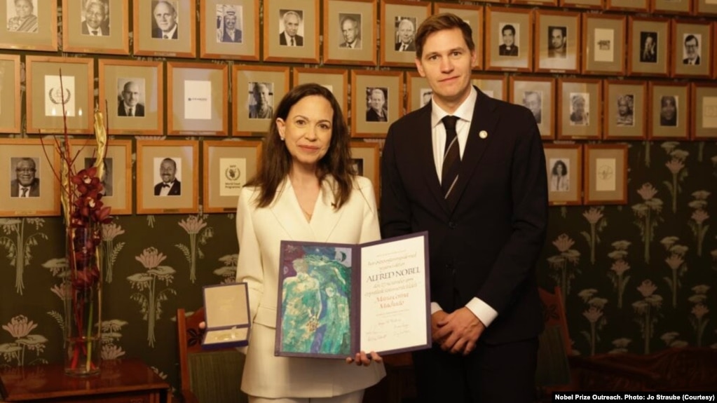 委内瑞拉反对派领袖玛丽亚·科里纳·马查多在挪威奥斯陆接受诺贝尔和平奖,挪威诺贝尔委员会主席约尔根·瓦特内·弗里德内斯陪同出席。(2025年12月11日)