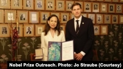 委内瑞拉反对派领袖玛丽亚·科里纳·马查多在挪威奥斯陆接受诺贝尔和平奖，挪威诺贝尔委员会主席约尔根·瓦特内·弗里德内斯陪同出席。(2025年12月11日)