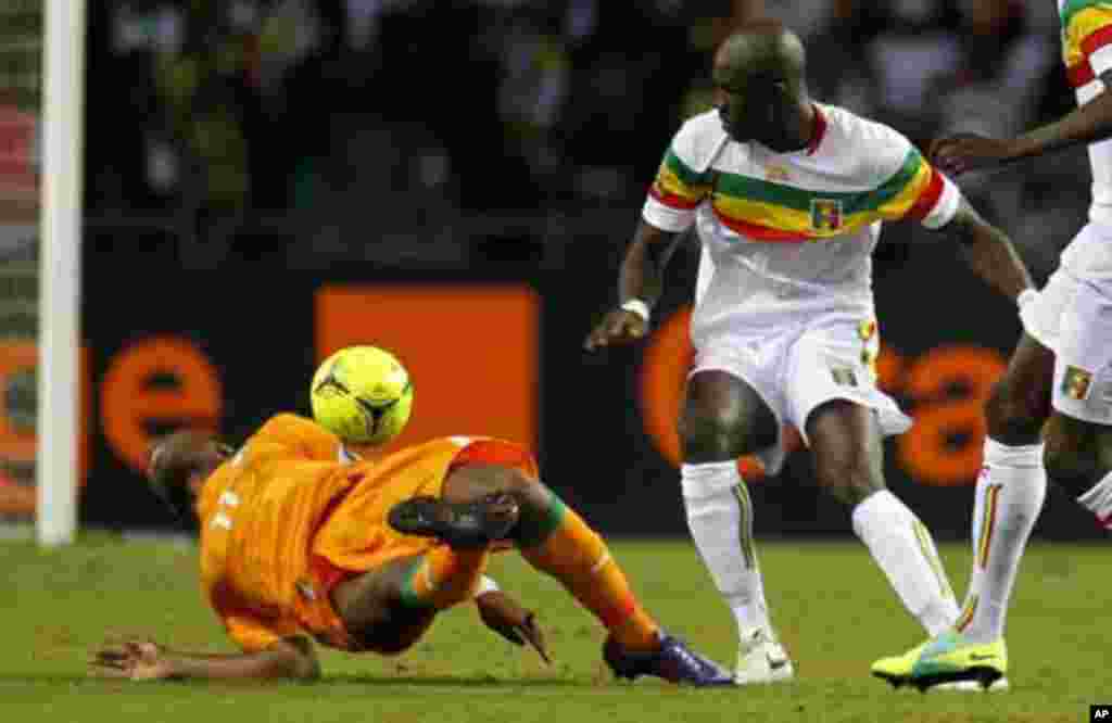 Ivory Coast's Didier Drogba (L) is fouled by Mali's Ousmane Brethe during their African Nations Cup semi-final soccer match at the Stade De L'Amitie Stadium in Gabon's capital Libreville February 8, 2012.