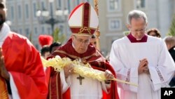 El papa Francisco celebra la misa de Domingo de Ramos en la Plaza de San Pedro en el Vaticano, el domingo 25 de marzo.