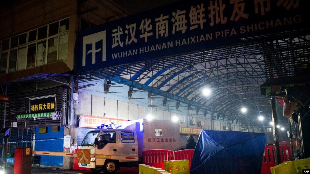 Mobil Tim Keadaan Darurat Kesehatan Kota Wuhan di Provinsi Hubei, Cina, meninggalkan Pasar Grosir Makanan Laut di Wuhan, Cina Selatan yang ditutup akibat merebaknya virus corona, 11 Januari 2020. (Foto: dok).