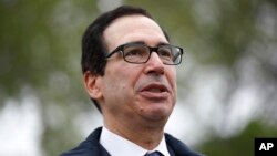 Sekretari i Thesarit Steve Mnuchin duke folur me gazetarët