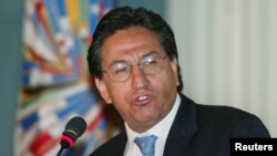 El entonces presidente peruano Alejandro Toledo se dirige a la Organización de los Estados Americanos (OEA) en la celebración del primer aniversario de la Carta Democrática de la OEA, en Washington el 16 de septiembre de 2002. 