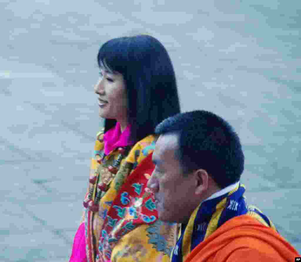 Third Queen arrives (Photo/VOA - S. Herman)