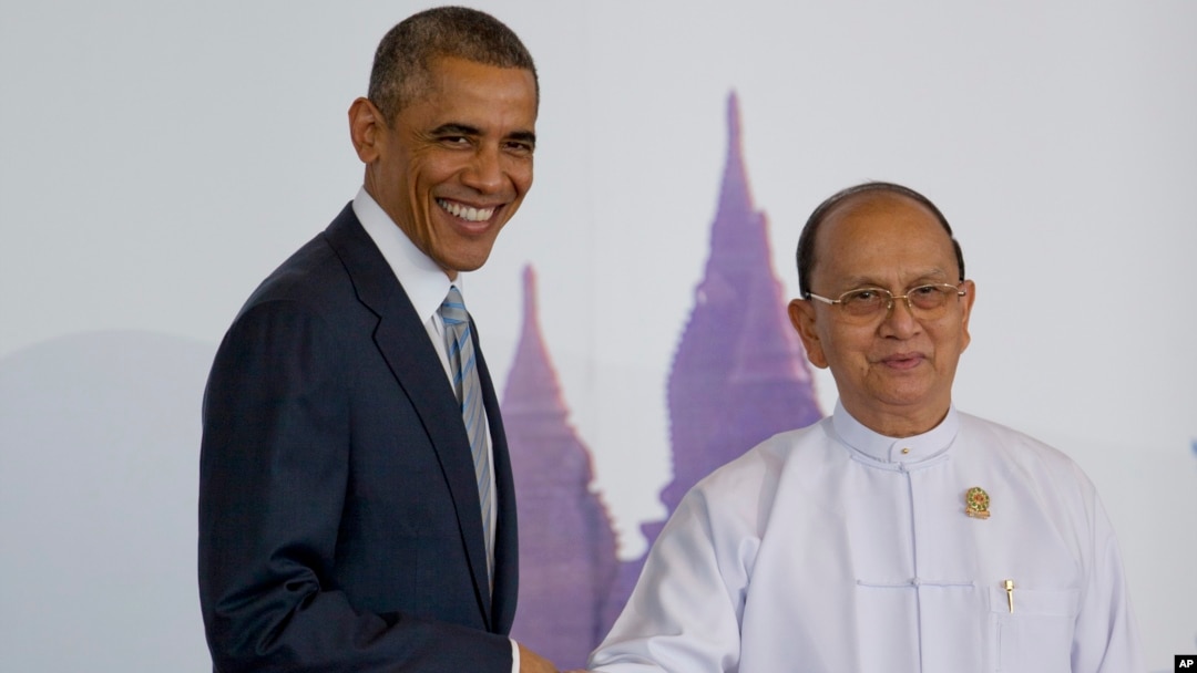 Presiden AS Barack Obama (kiri) berjabat tangan dengan Presiden Myanmar Thein Sein di Naypyitaw, Kamis (13/11).