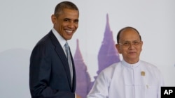 Presiden AS Barack Obama (kiri) berjabat tangan dengan Presiden Myanmar Thein Sein di Naypyitaw, Kamis (13/11).