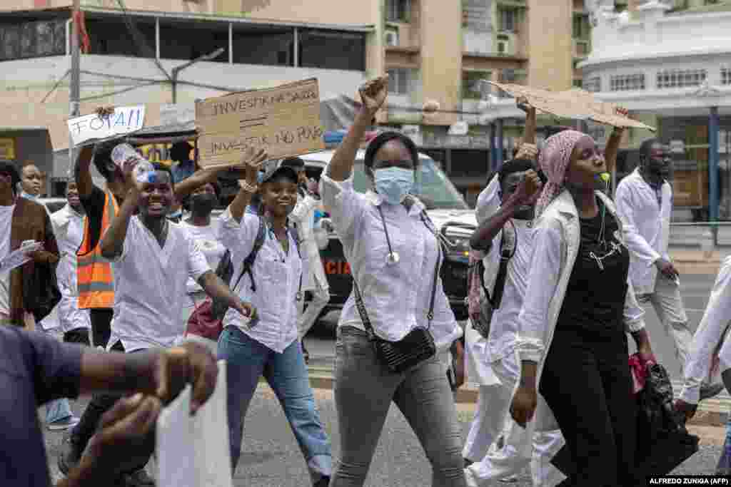 Médicos marcham na capital moçambicana em direção ao monumento de Eduardo Mondlane em protesto contra a violação de direitos humanos e falta de democracia no país