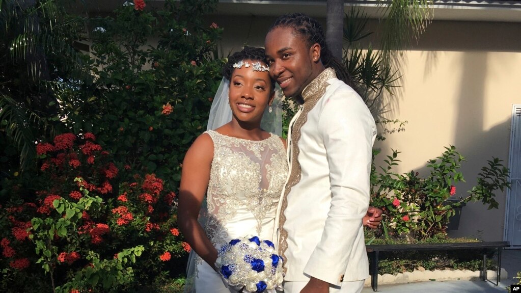 ARCHIVO - En esta foto de noviembre de 2018 proporcionada por Nikese Toussaint, Jean-Dickens Toussaint y su esposa Abigail Michael Toussaint posan para una foto en su boda en Pompano Beach, EEUU.