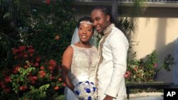 ARCHIVO - En esta foto de noviembre de 2018 proporcionada por Nikese Toussaint, Jean-Dickens Toussaint y su esposa Abigail Michael Toussaint posan para una foto en su boda en Pompano Beach, EEUU.