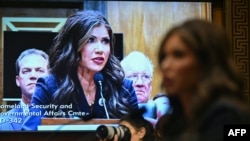 La gobernadora de Dakota del Sur, Kristi Noem, testifica durante una audiencia del Comité de Seguridad Nacional y Asuntos Gubernamentales del Senado sobre su nominación para ser Secretaria de Seguridad Nacional, en el Capitolio en Washington, DC, el 17 de enero de 2025.