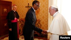 Le président rwandais Paul Kagame avec le pape François lors d'une audience privée, au Vatican, le 20 mars 2017.