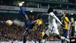 Khalifa Sankare dispute le ballon avec Emmanuel Adebayor lors de la Coupe d'Europe du Groupe C entre Tottenham Hotspur et Asteras Tripolis au stade White Hart Lane à Londres, jeudi 23 octobre 2014. (AP Photo/Kirsty Wigglesworth)