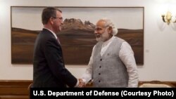 Menhan AS Ash Carter (kiri) bertemu PM India Narendra Modi untuk membahas perjanjian logistik militer AS dengan India, di New Delhi, Selasa (12/4).