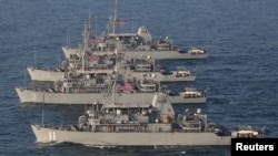 Keştiyên Amerîkî li avên deryayî yên li Rojhilata Naverast