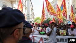 Une marche près de Foggia pour le droit des migrants, en Italie, le 8 août 2018.