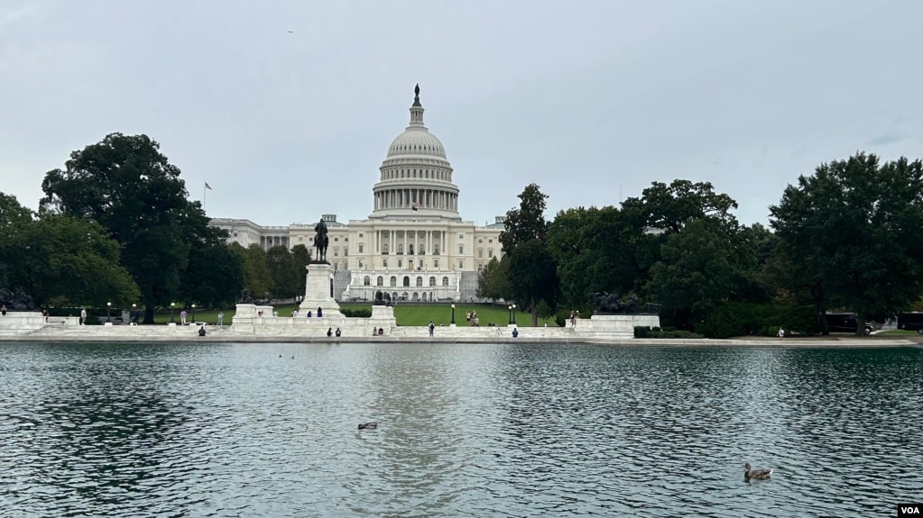 美国国会大厦及倒影池。(2025年9月30日)