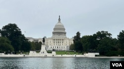 资料照片：美国国会大厦及倒影池。(2025年9月30日)